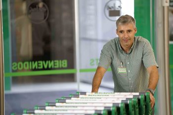 Treballador en una tenda de Mercadona