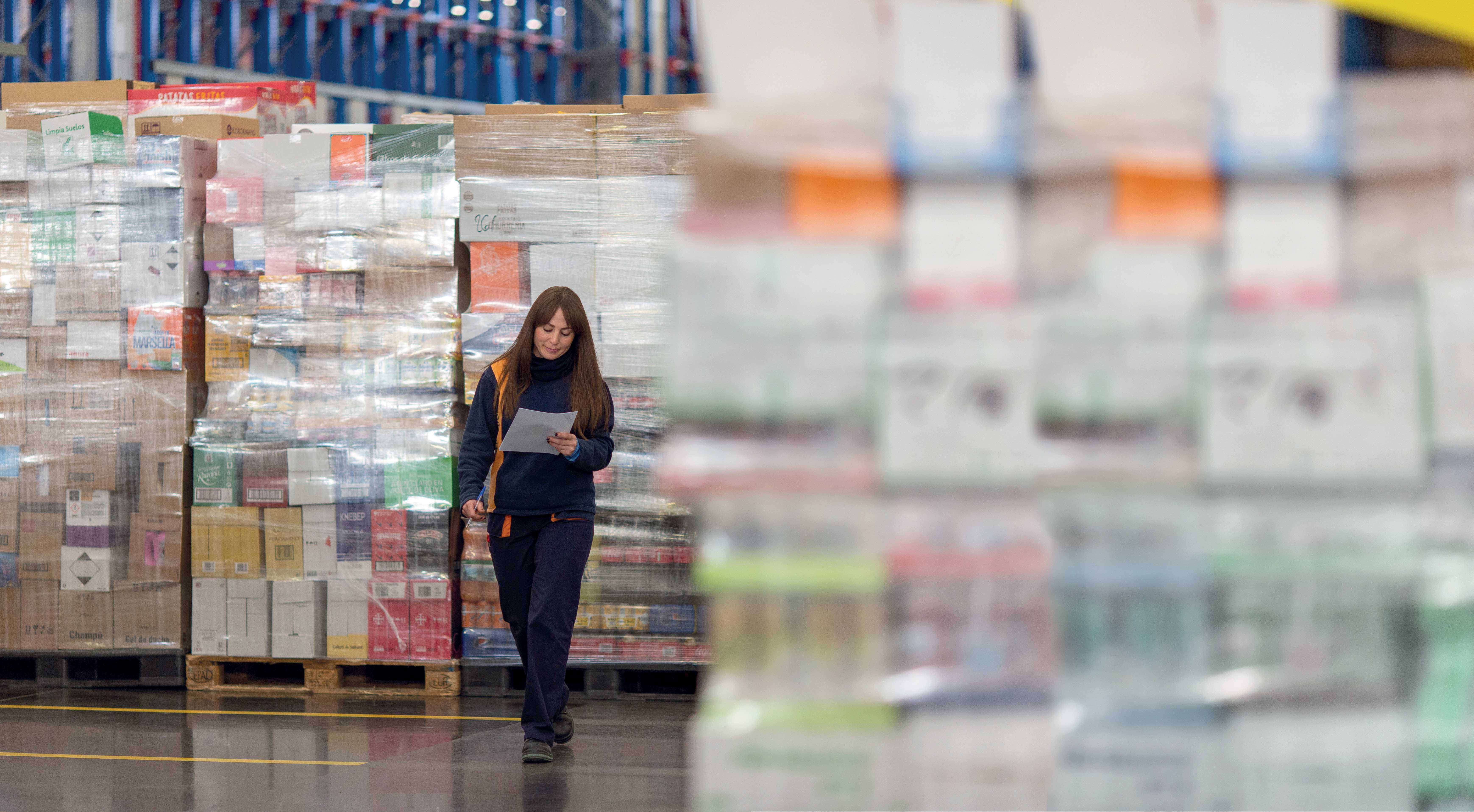Treballadora en un bloc logístic de Mercadona