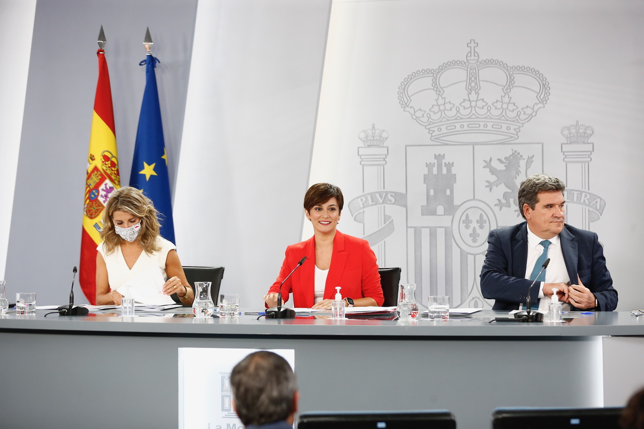 La portaveu del govern espanyol, Isabel Rodríguez, amb la vicepresidenta segona, Yolanda Díaz, i el ministre d'Inclusió, José Luis Escrivá