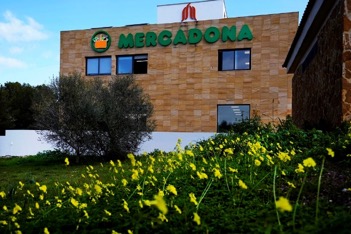 Façana del supermercat de Puigderrós, en Llucmajor, reformat l’any 2021