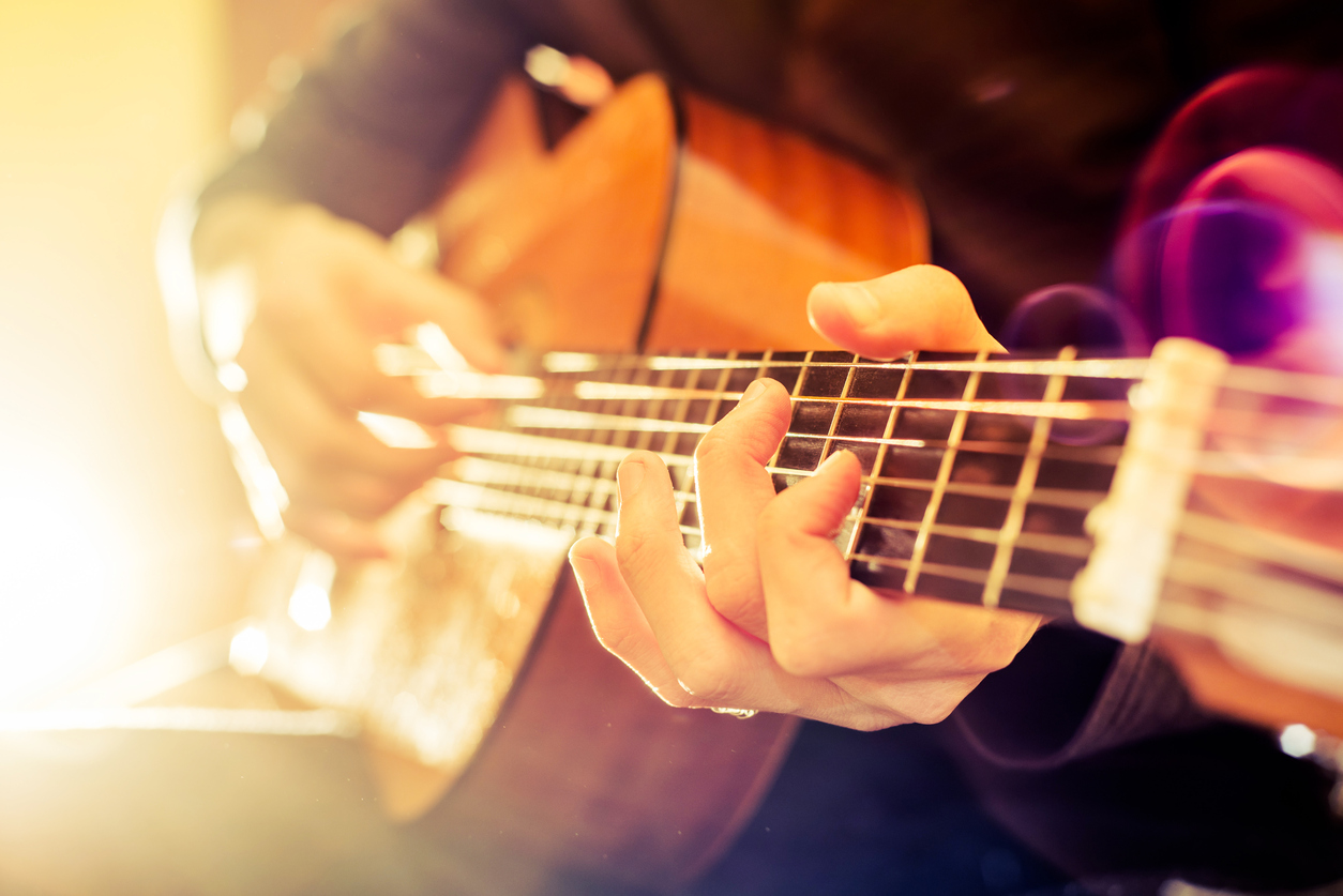 nen sonant la guitarra